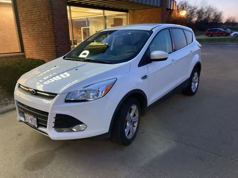 Used 2015 Ford Escape SE image 2