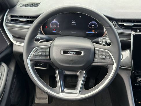 Used 2023 Jeep Grand Cherokee L Laredo RWD image 11