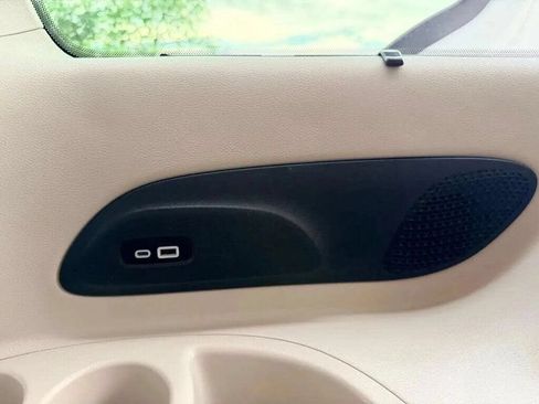 Used 2023 Chrysler Pacifica Limited FWD image 29