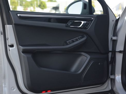 Certified 2026 Porsche Macan AWD/4WD image 13