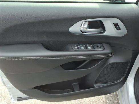 New 2026 Chrysler Pacifica Limited image 9