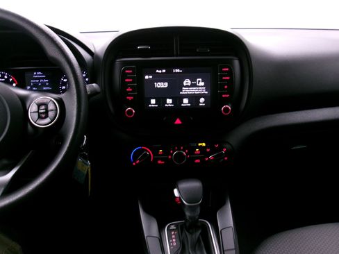 Used 2020 Kia Soul LX FWD image 10