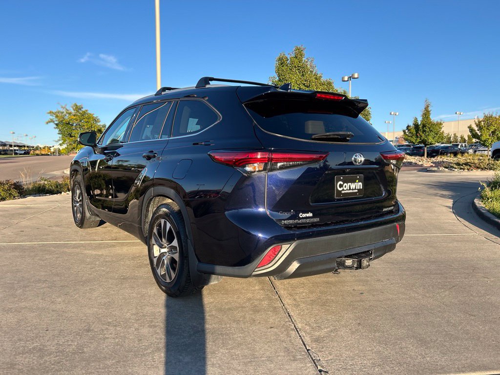 Used 2022 Toyota Highlander XLE AWD/4WD image 6
