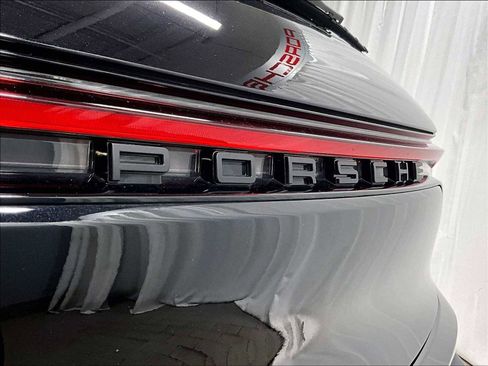 Used 2025 Porsche Macan AWD/4WD image 33