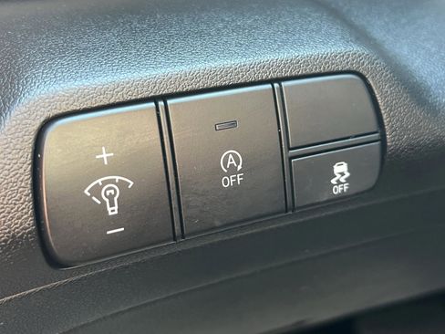 Used 2025 Hyundai Elantra SE w/ Cargo Package image 17