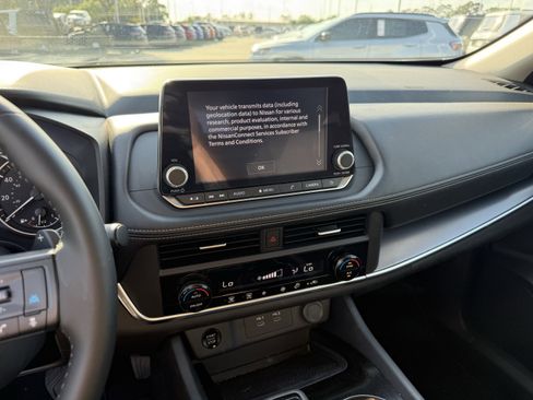 Used 2025 Nissan Rogue SV image 20