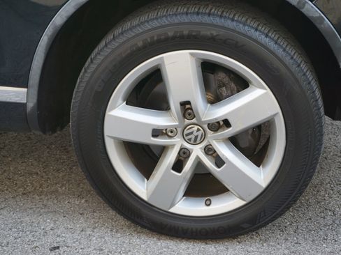 Used 2014 Volkswagen Touareg Sport image 11