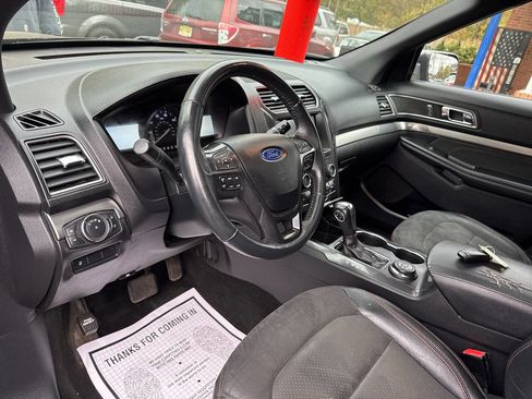 Used 2019 Ford Explorer XLT w/ Equipment Group 202A image 10