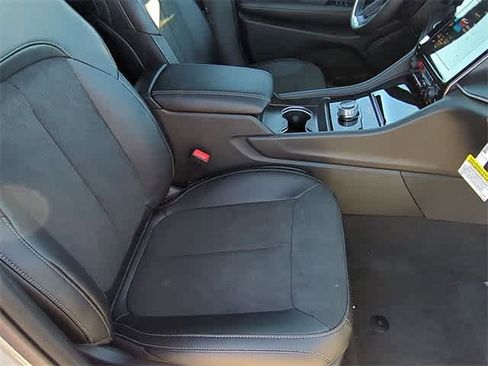 New 2025 Jeep Grand Cherokee Altitude image 23