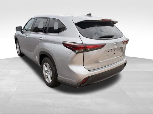 Used 2024 Toyota Highlander LE FWD image 5