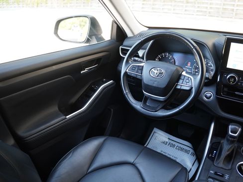 Used 2023 Toyota Highlander XLE AWD/4WD image 21