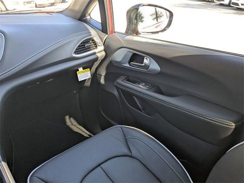 New 2026 Chrysler Pacifica Limited image 17