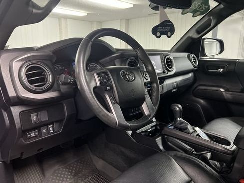 Used 2022 Toyota Tacoma TRD Sport w/ TRD Premium Sport Package AWD/4WD image 10