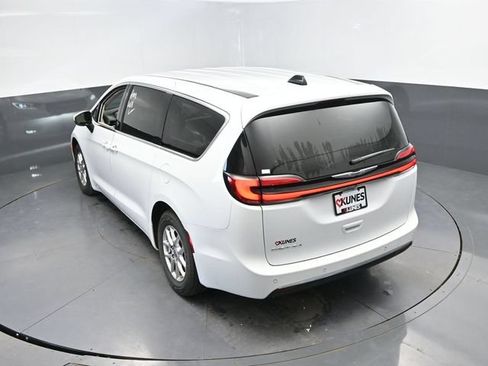 Used 2023 Chrysler Pacifica Touring-L FWD image 40