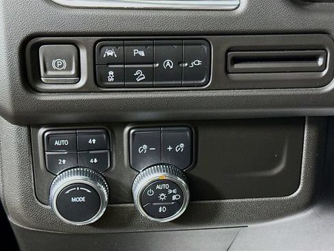 Used 2022 GMC Yukon AT4 AWD/4WD image 10