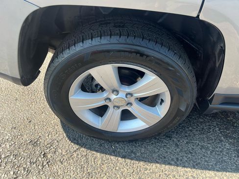 Used 2017 Jeep Compass Latitude image 13