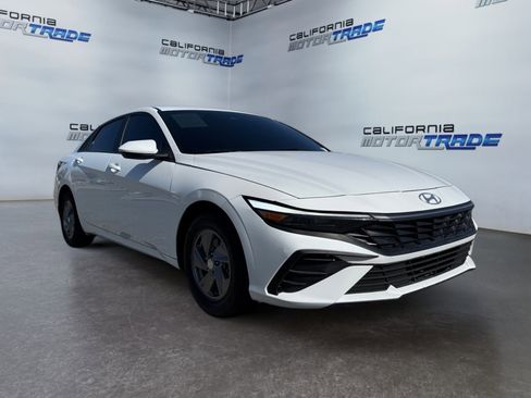 Used 2025 Hyundai Elantra SE FWD image 3