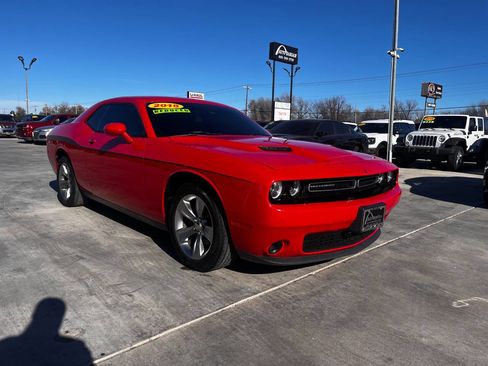 Used 2015 Dodge Challenger SXT image 4