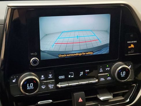 Used 2023 Toyota Highlander XLE FWD image 4