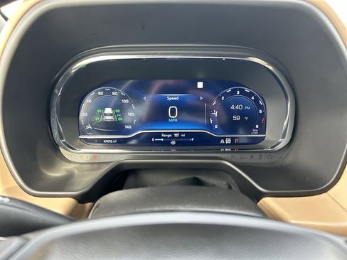 Used 2023 Chevrolet Suburban Premier image 24