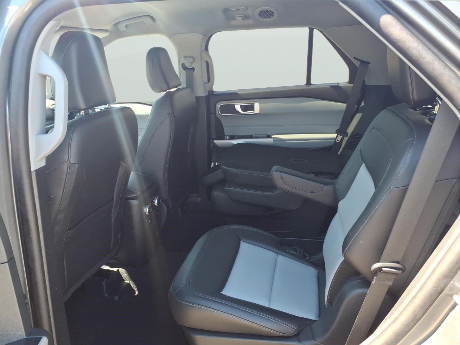 Used 2024 Ford Explorer XLT w/ Equipment Group 202A AWD/4WD image 9