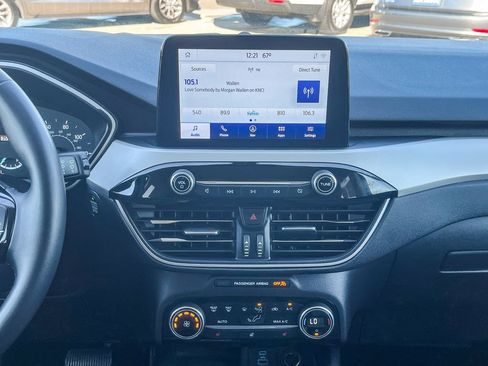 Used 2021 Ford Escape SE w/ SE Sport Appearance Package image 16