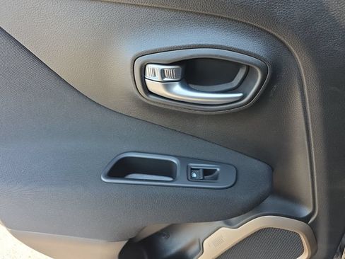 Used 2017 Jeep Renegade Latitude w/ Cold Weather Group AWD/4WD image 19