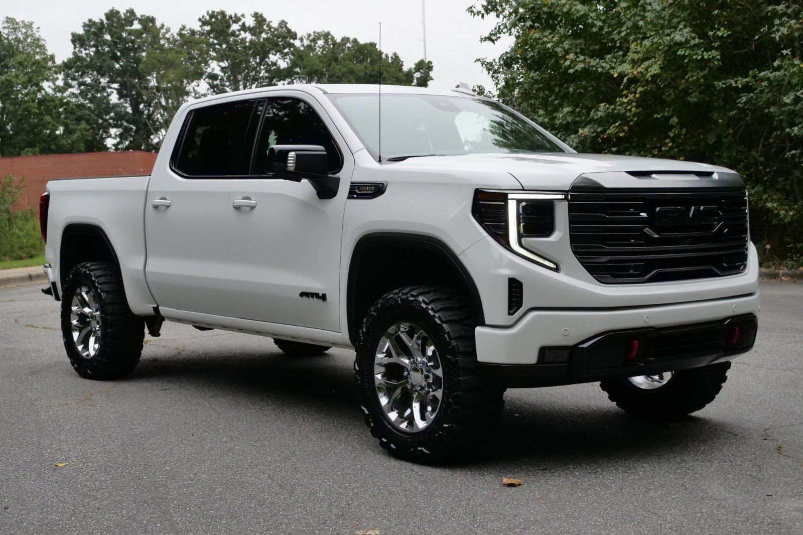 Used 2024 GMC Sierra 1500 AT4 w/ Technology Package AWD/4WD image 4