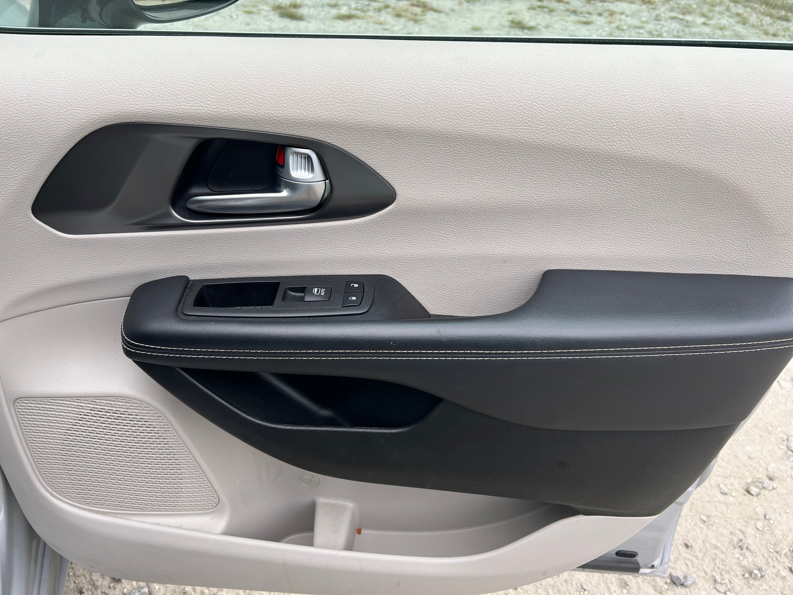 Used 2024 Chrysler Pacifica Touring-L FWD image 17