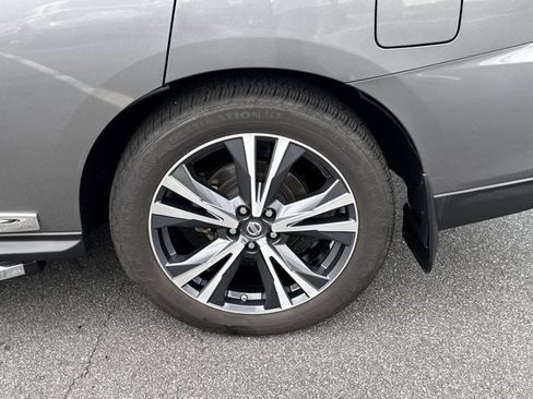 Used 2018 Nissan Pathfinder Platinum image 16