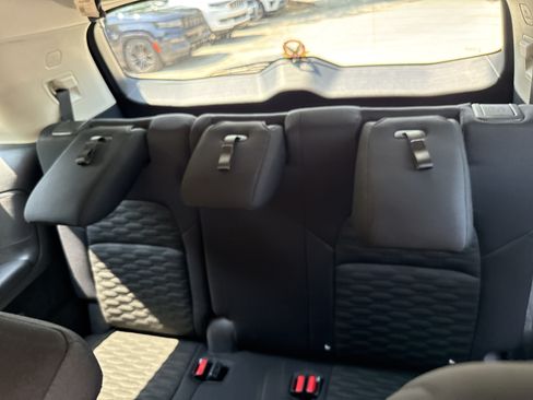 Used 2022 Nissan Pathfinder SV FWD image 22