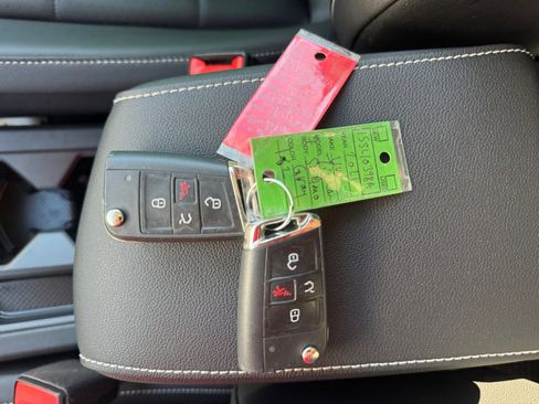 Used 2021 Volkswagen Tiguan SE image 38