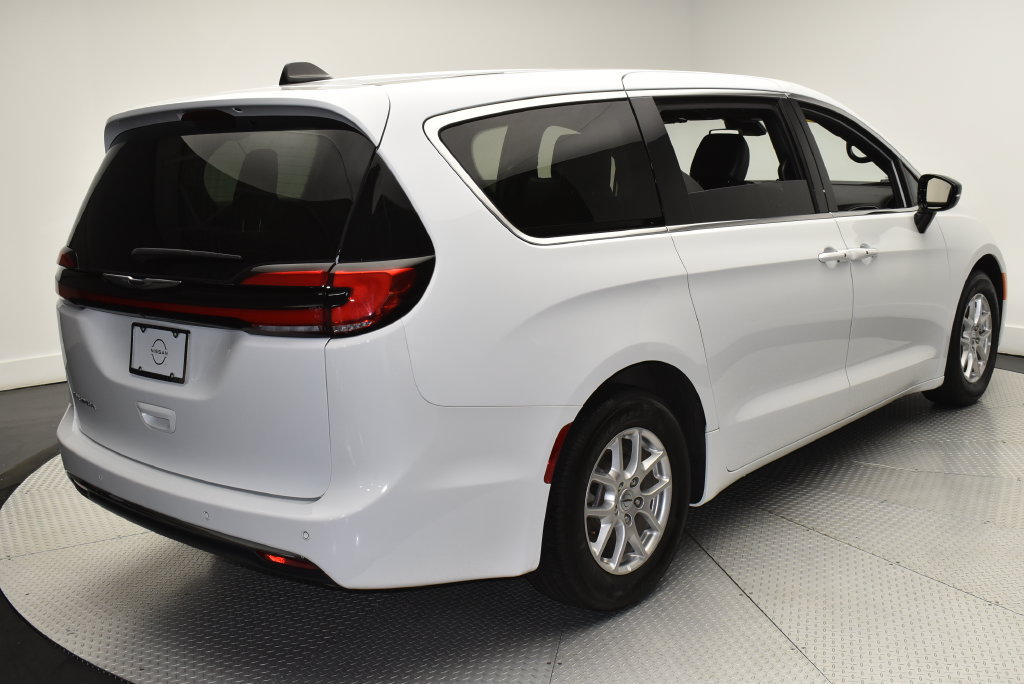 Used 2025 Chrysler Pacifica Select FWD image 5