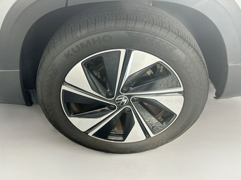 Used 2025 Volkswagen Taos SE AWD/4WD image 11