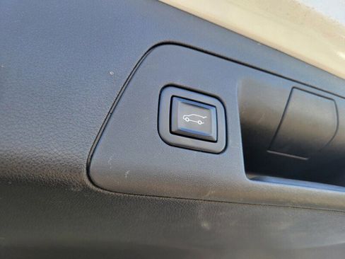 Used 2022 Buick Envision Essence w/ Safety Package FWD image 6