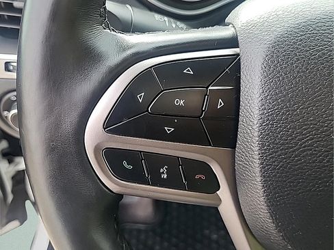 Used 2019 Jeep Cherokee Latitude Plus w/ Comfort/Convenience Group AWD/4WD image 18