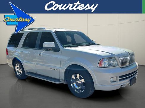 Used 2005 Lincoln Navigator Luxury image 1