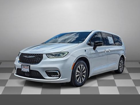 Used 2024 Chrysler Pacifica Limited FWD image 3