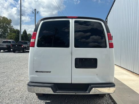 Used 2017 Chevrolet Express 2500 RWD image 4