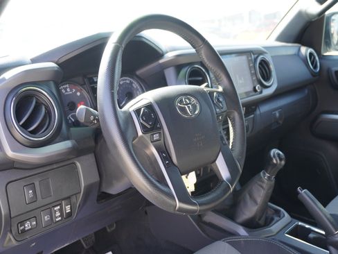 Used 2022 Toyota Tacoma TRD Off-Road w/ Technology Package AWD/4WD image 18