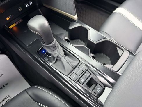 Used 2025 Toyota Camry SE image 21