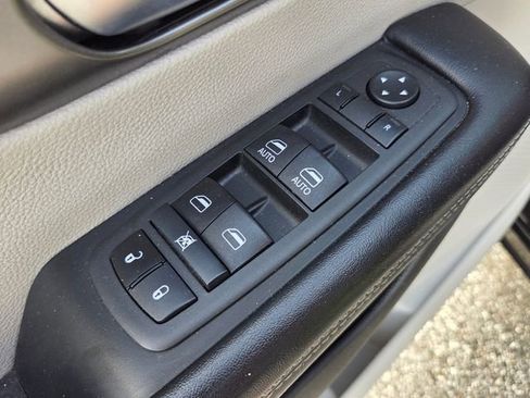 Used 2022 Chrysler Pacifica Touring-L image 33