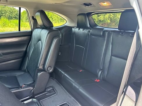 Used 2024 Toyota Highlander Platinum AWD/4WD image 31