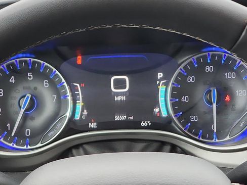 Used 2023 Chrysler Pacifica Touring-L image 11