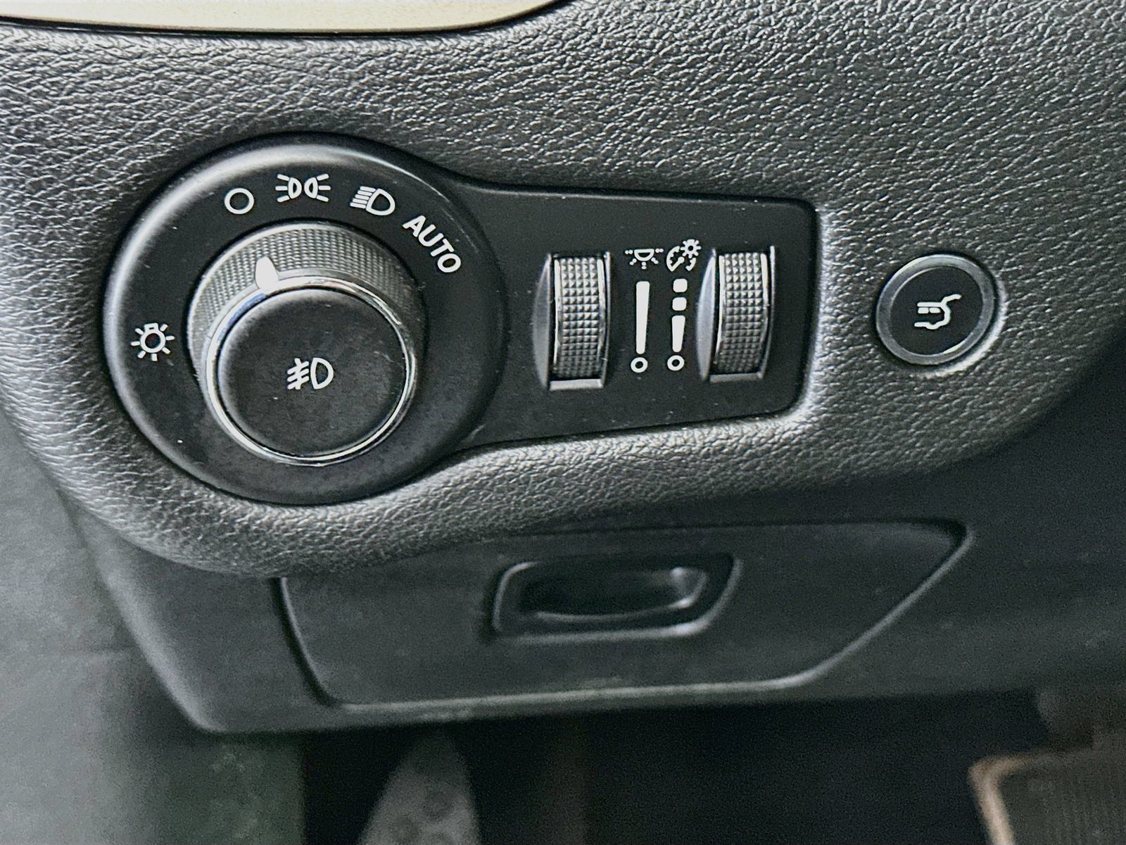 Used 2018 Jeep Cherokee Limited AWD/4WD image 10