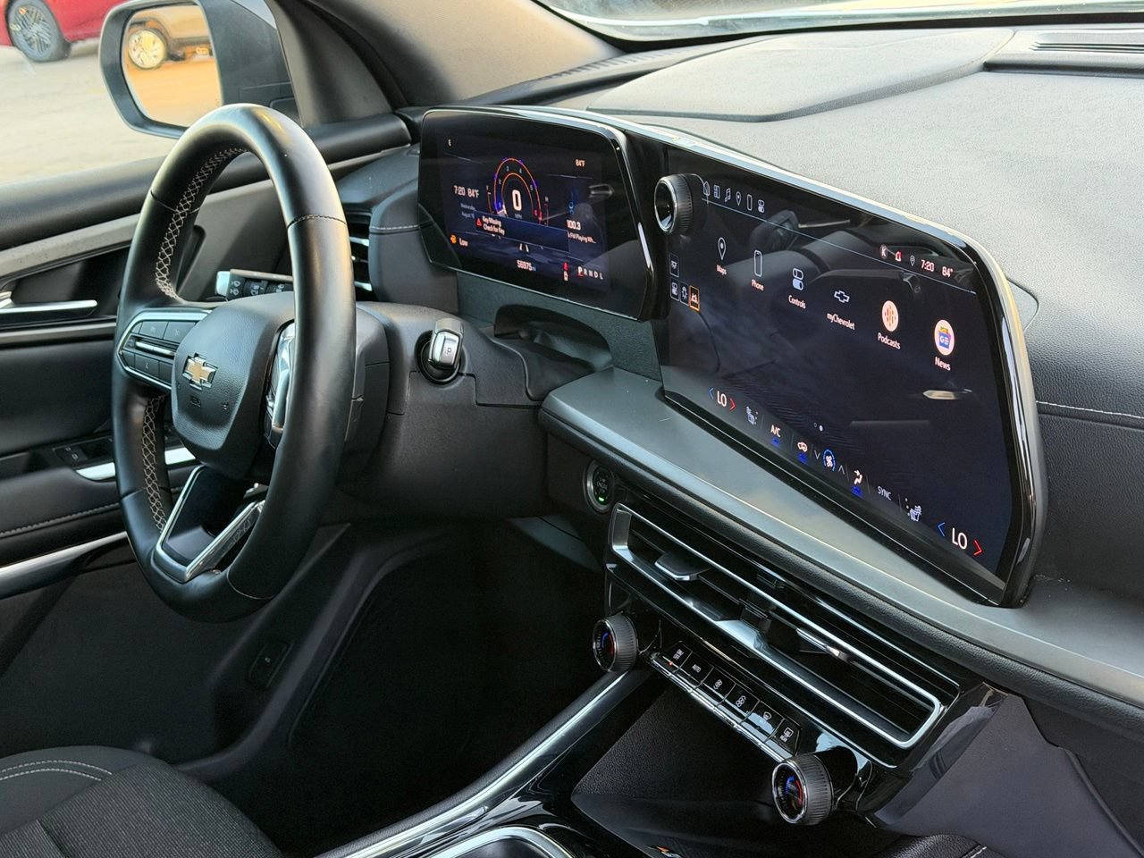 Used 2025 Chevrolet Traverse LT FWD image 40