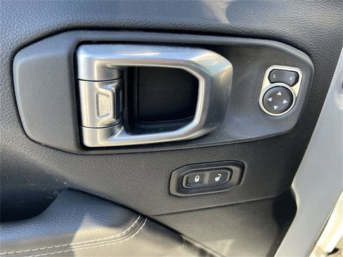 Used 2022 Jeep Wrangler Unlimited Sahara image 14