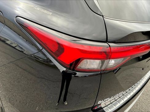 Used 2023 Mitsubishi Outlander SE image 27