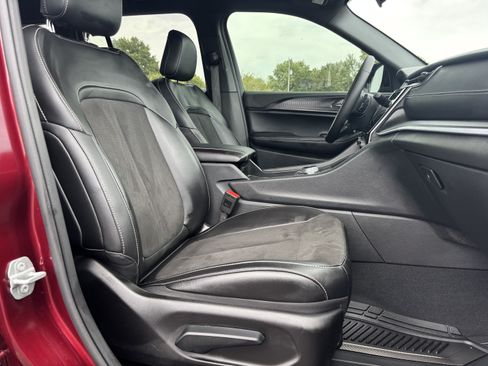 Used 2025 Jeep Grand Cherokee Altitude RWD image 27