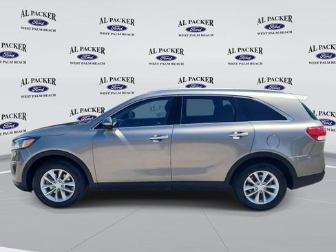 Used 2018 Kia Sorento FWD image 2